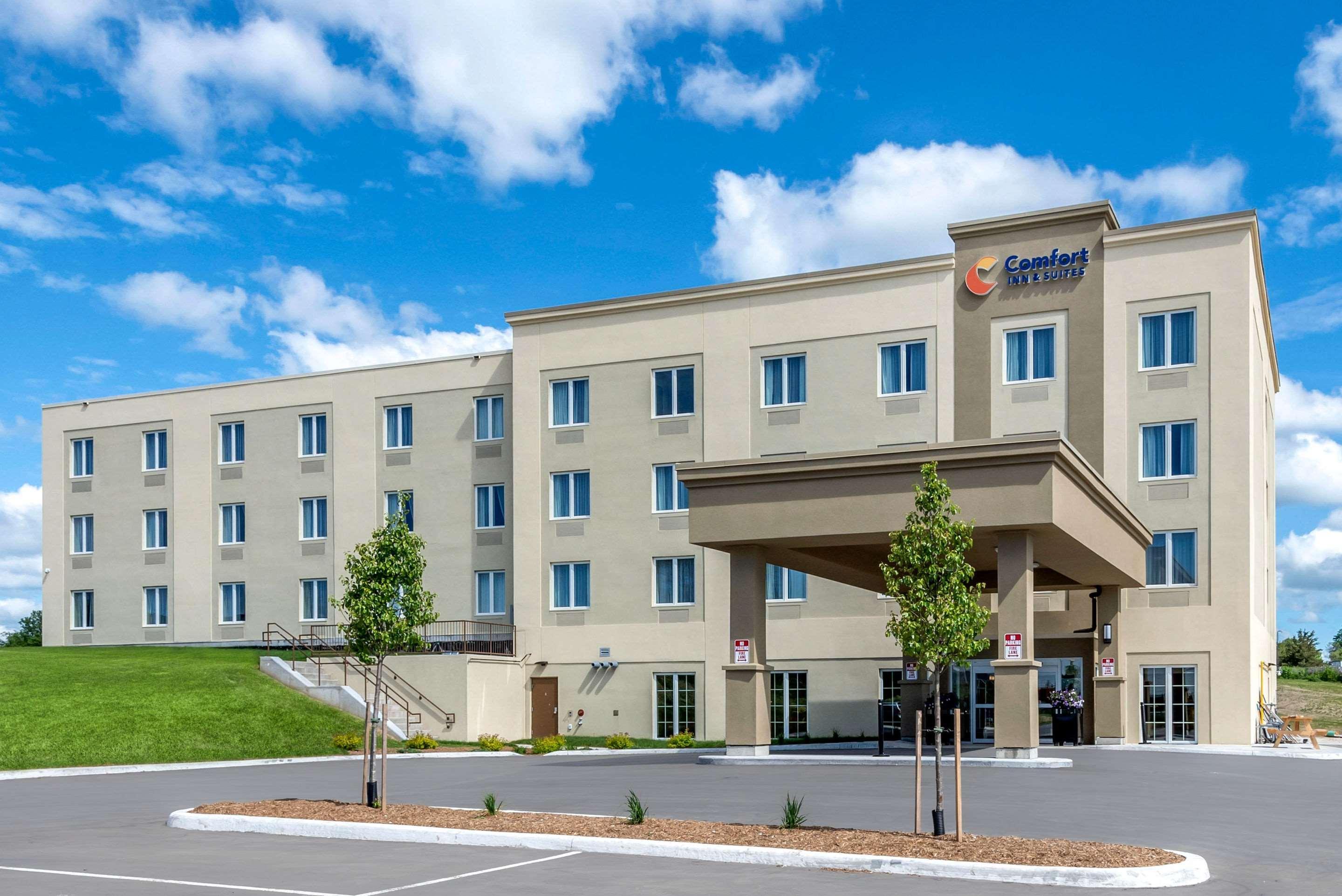 Comfort Inn & Suites Greater Napanee Exterior foto